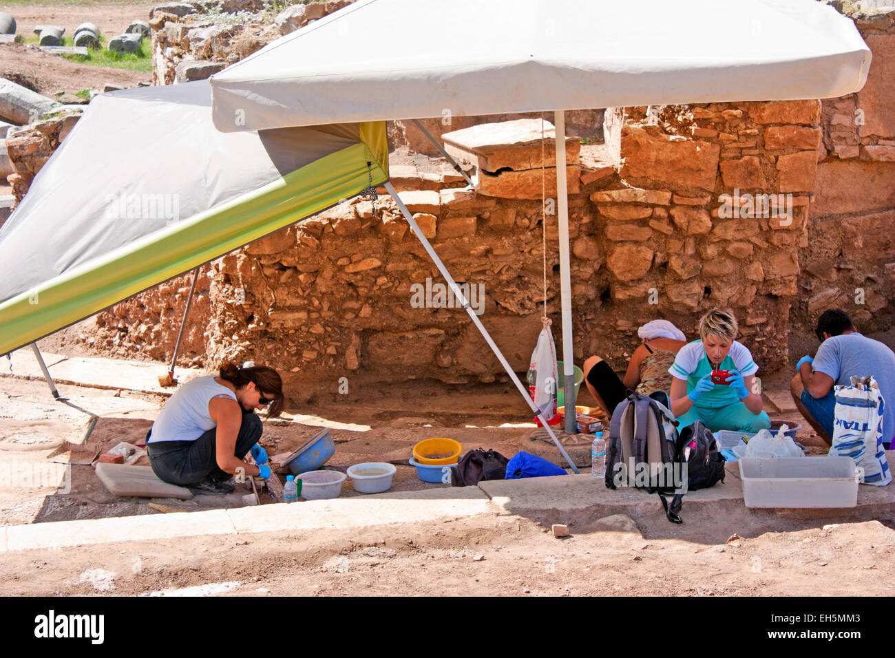 Des archéologues travaillant dans les ruines de l'ancienne Messini, le Péloponnèse, Grèce Banque D'Images