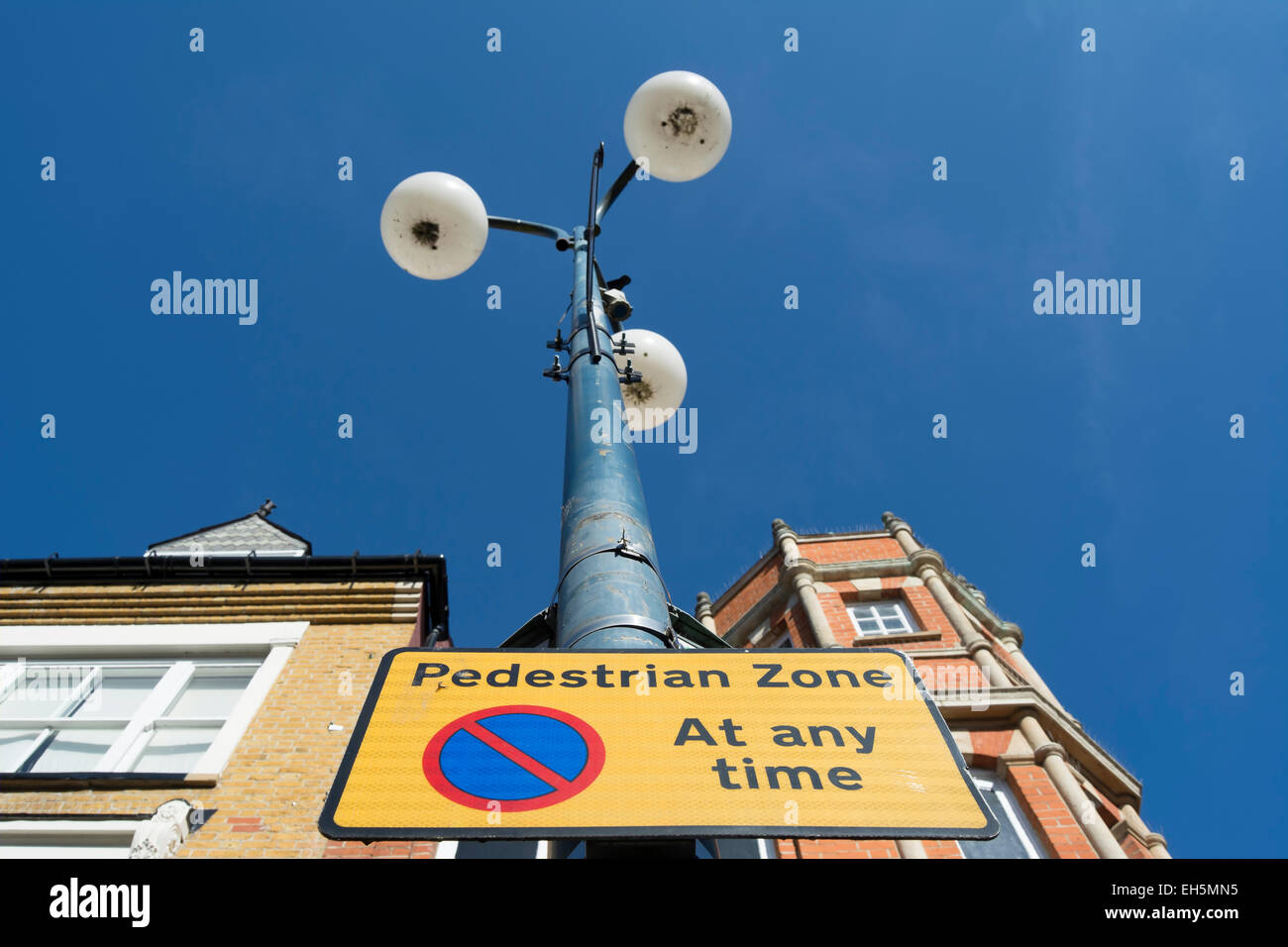 La signalisation routière indiquant une zone piétonne et aucun trafic en attente à tout moment, Twickenham, Middlesex, Angleterre Banque D'Images