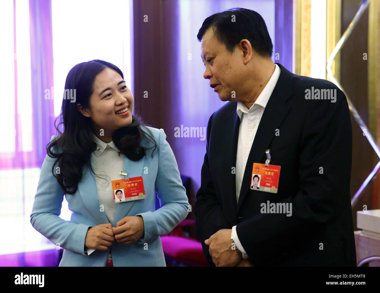 (150307) -- BEIJING, 7 mars 2015 (Xinhua) -- Li Xinrong (L)Échange des points de vue avec un autre sous-pendant une discussion de groupe des députés de la 12e Assemblée populaire nationale (APN) de Chine du Sud, région autonome Zhuang du Guangxi, à Beijing, capitale de la Chine, le 7 mars 2015. Li Xinrong, né en 1985 dans le sud de la Chine, région autonome Zhuang du Guangxi, est l'adjoint de la 12e Assemblée populaire nationale (APN). Elle a présenté des propositions de la promotion de la réforme et l'innovation de l'organisation sociale, le soutien du service de la construction de routes rurales locales au cours de la troisième session de la 12e N Banque D'Images