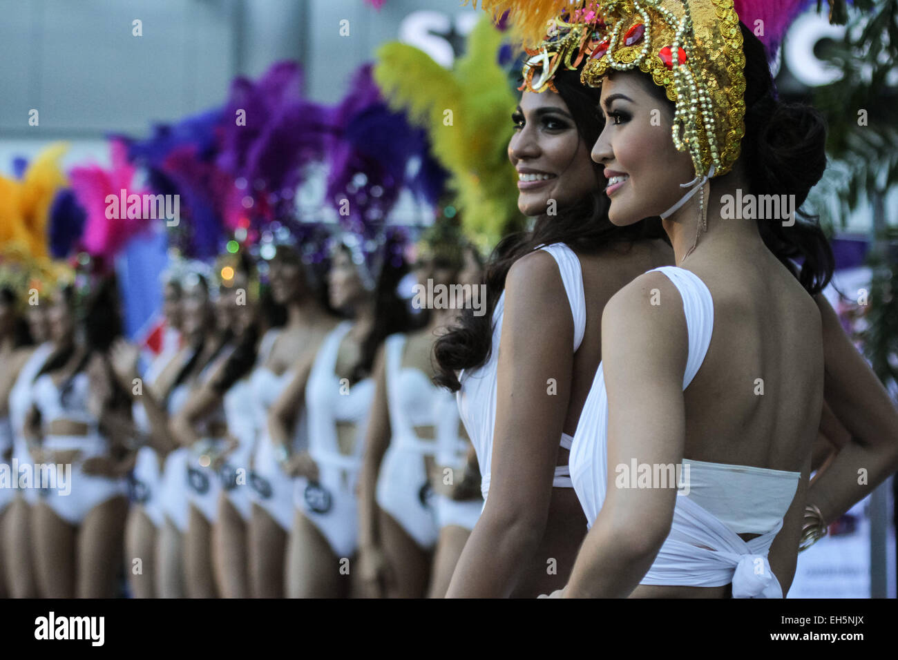 Quezon City, Philippines. 7 mars, 2015. Candidat numéro 34 (R), Teresita Ssen Marquez de Paranaque, sourit à la foule en attente à l'Araneta Center dans la ville de Quezon. Trente-quatre (34) Binibining Pilipinas les candidats ont défilé autour de l'Araneta Center de Cubao, samedi après-midi, une semaine avant le couronnement nuit le 15 mars. Crédit : J Gerard Seguia/Pacific Press/Alamy Live News Banque D'Images