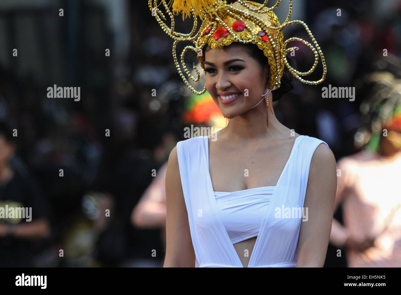 Quezon City, Philippines. 7 mars, 2015. Candidat numéro 34, Teresita Ssen Marquez de Paranaque, sourit à la foule comme la parade fait son chemin à travers, à Quezon City. Trente-quatre (34) Binibining Pilipinas les candidats ont défilé autour de l'Araneta Center de Cubao, samedi après-midi, une semaine avant le couronnement nuit le 15 mars. Crédit : J Gerard Seguia/Pacific Press/Alamy Live News Banque D'Images