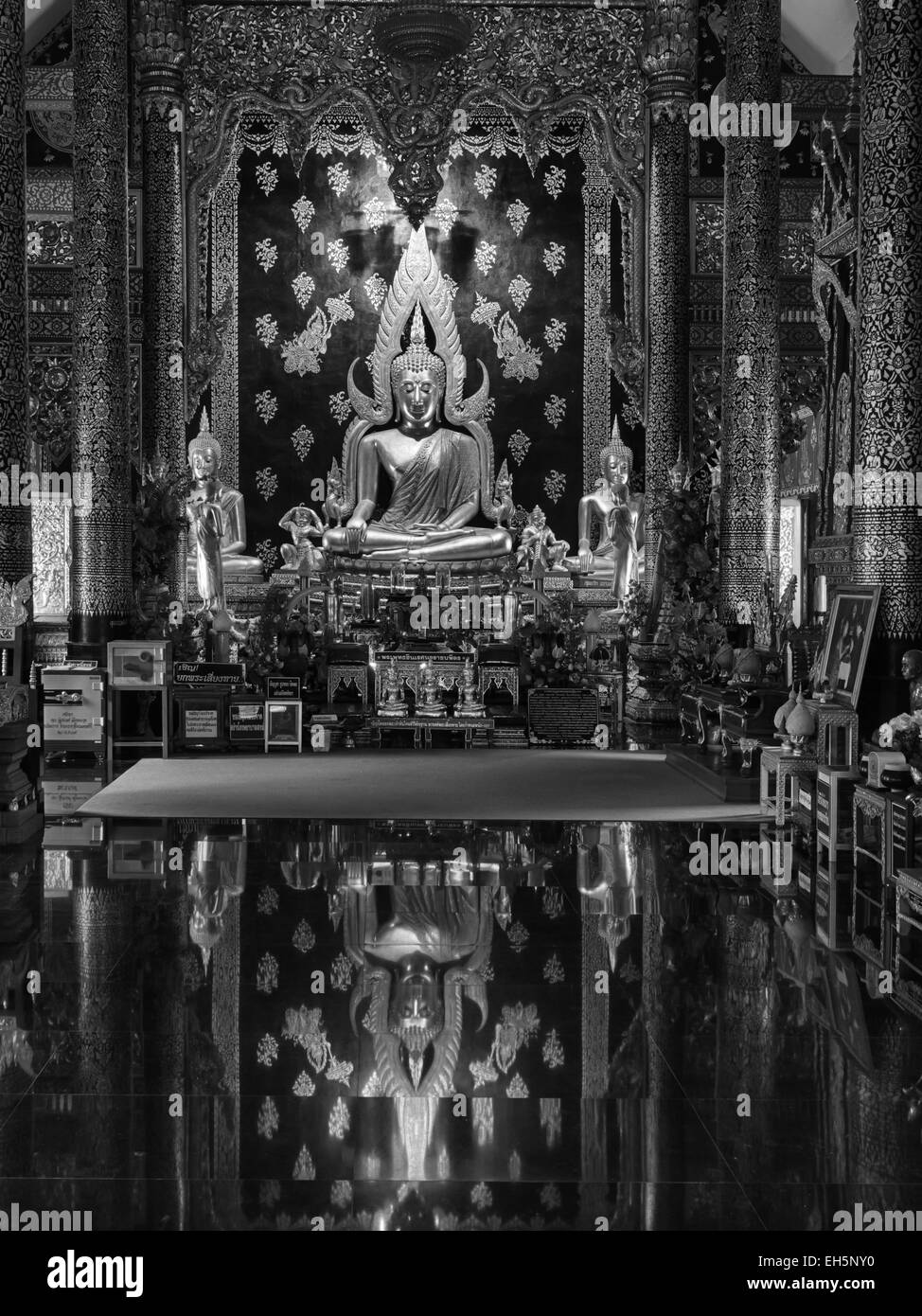 Bouddha à Wat Phra That Suthon Mongkon Kiri, Phrae, Thaïlande. Banque D'Images