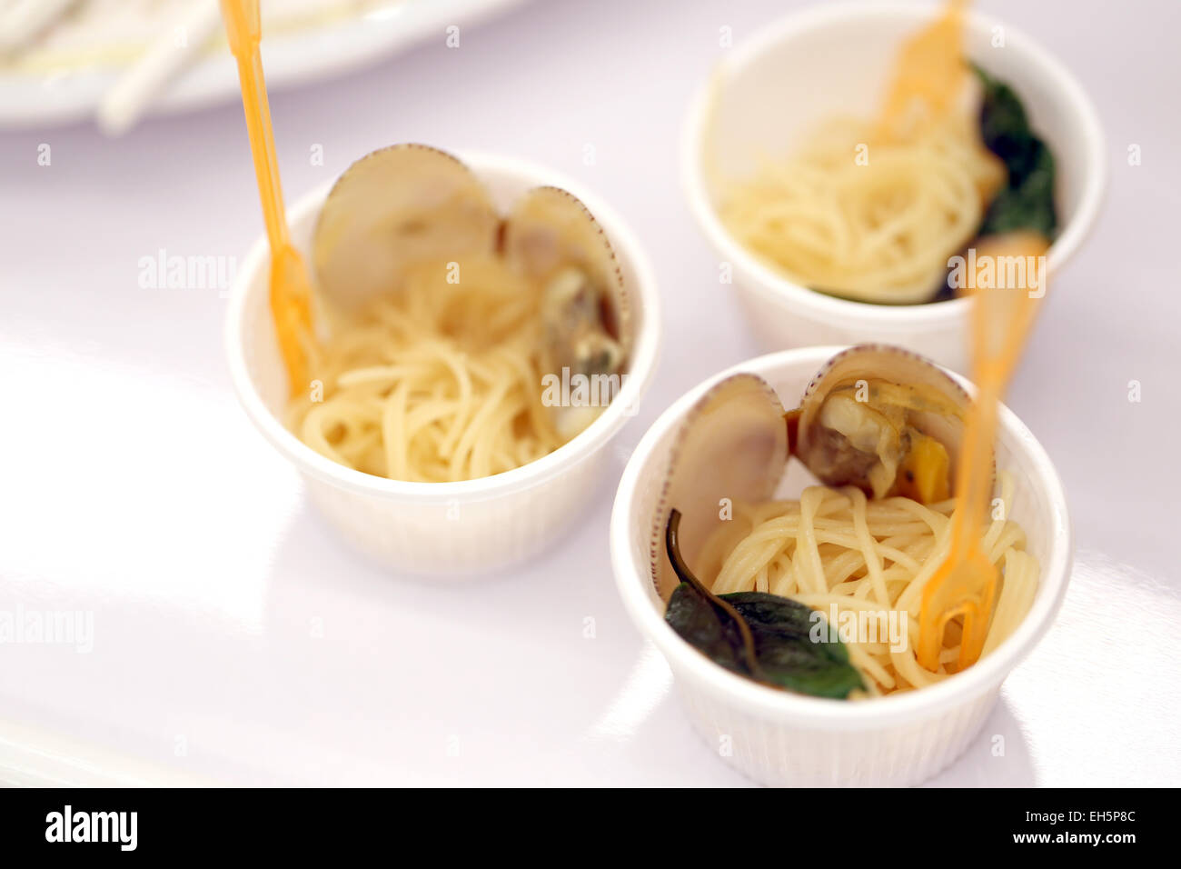 Nouilles de riz palourdes frites beurré avec les aliments pour menu. Banque D'Images