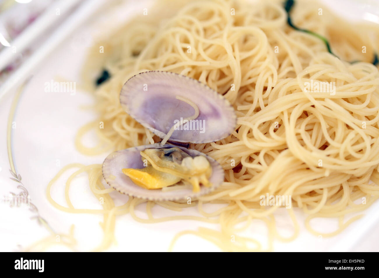 Nouilles de riz palourdes frites beurré avec les aliments pour menu. Banque D'Images