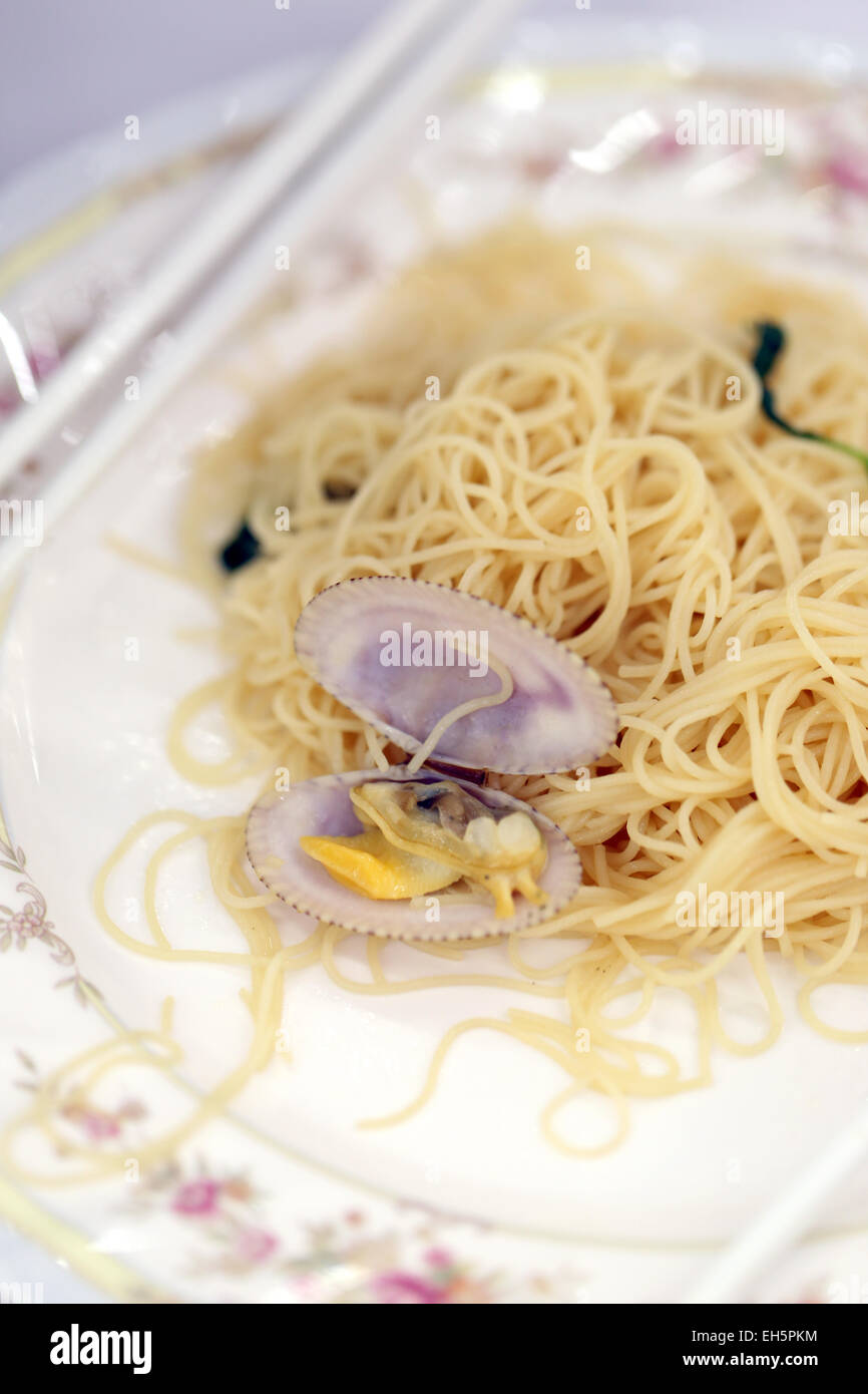 Nouilles de riz palourdes frites beurré avec les aliments pour menu. Banque D'Images