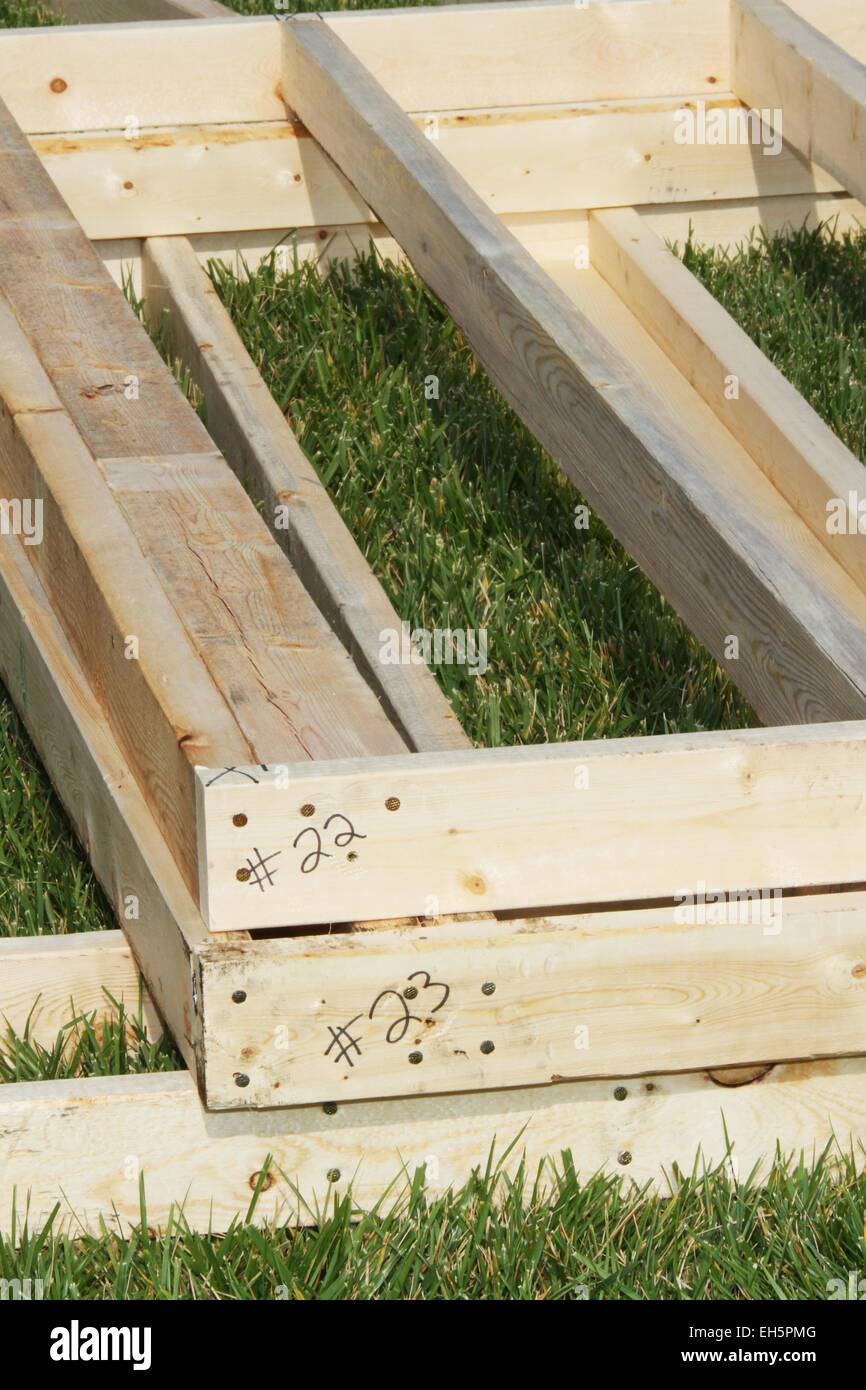 Les panneaux de mur sont empilés. Habitat pour l'humanité la construction de stationnement. Bâtiment maison à Beavercreek'Église du Nazaréen, Beav Banque D'Images