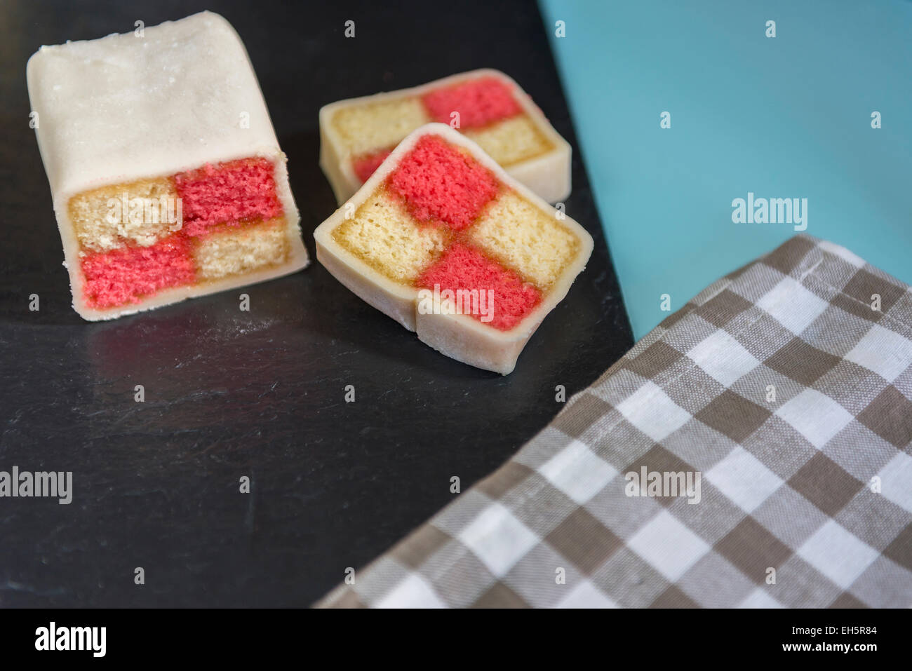 Libre de Battenberg cake avec une serviette marron vérifié en premier plan Banque D'Images