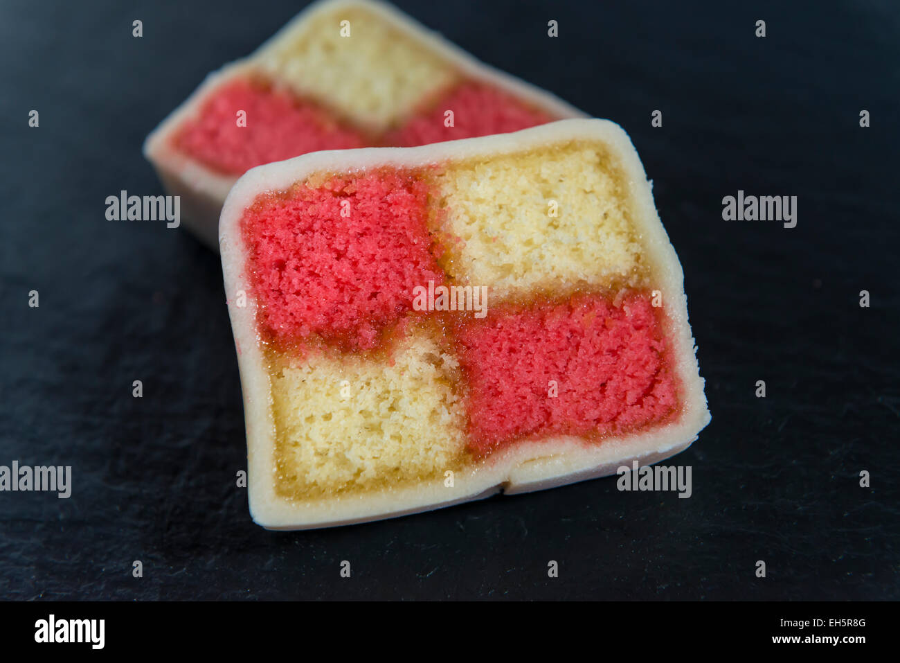 Libre de deux tranches de Battenberg cake Banque D'Images