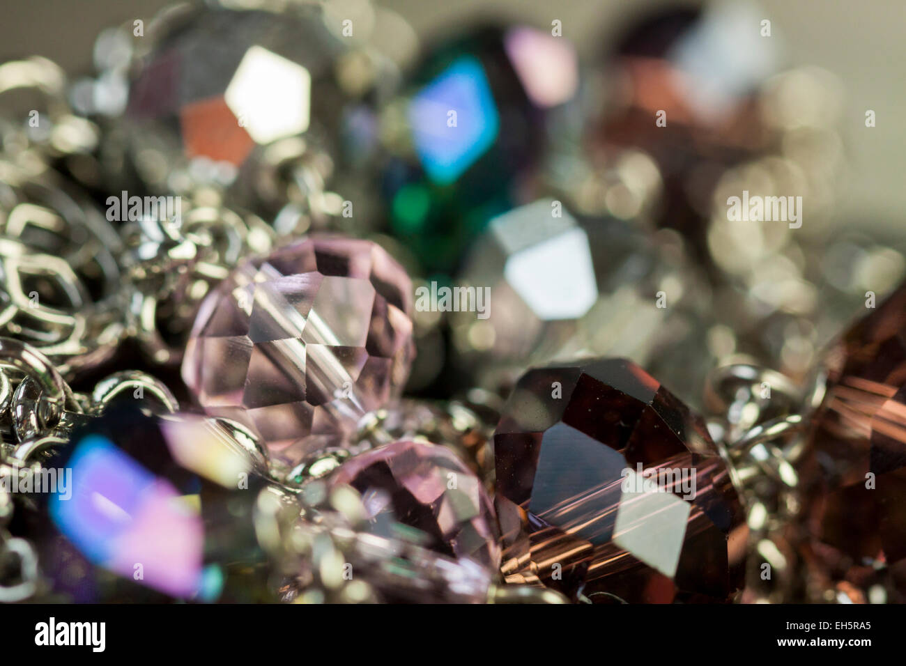 Close up de trois superbes perles violet brillant attaché par des chaînes d'argent sur un élément de bijoux dans une mode et l'artisanat Banque D'Images