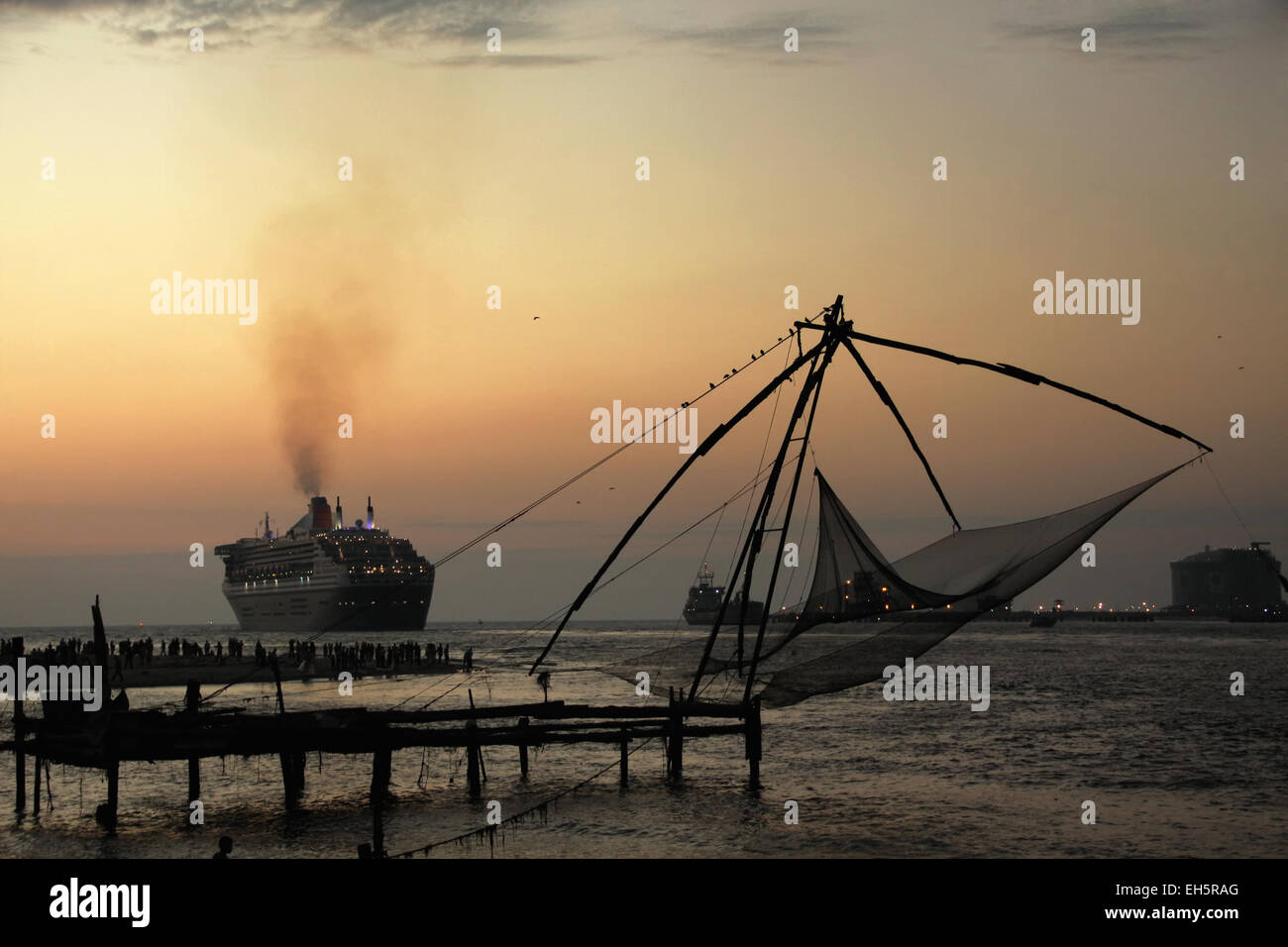 Queen Mary 2 à Kochi. vue depuis le fort Kochi au coucher du soleil. Banque D'Images