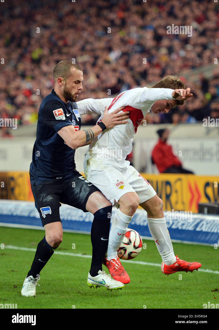 Stuttgart, Timo Werner (R) convoite la la balle avec Berlin's John basketteur professionnel italien au cours de la Bundesliga match de football entre le VfB Stuttgart et le Hertha BSC de Mercedes-Benz Arena de Stuttgart, Allemagne, 06 mars 2015. Photo : Daniel Naupold/dpa Banque D'Images