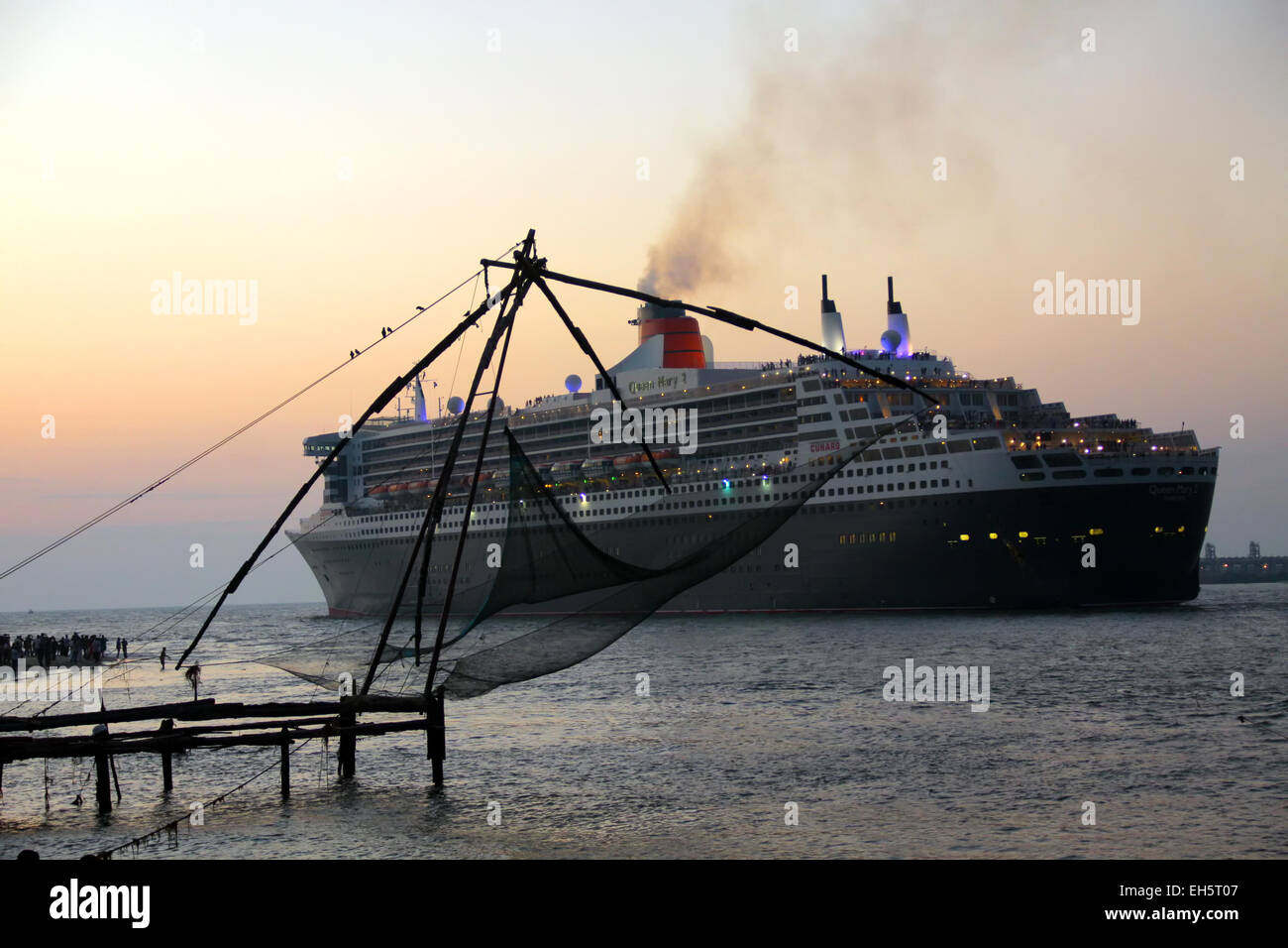 Queen Mary 2 à Kochi. vue depuis le fort Kochi au coucher du soleil. Banque D'Images