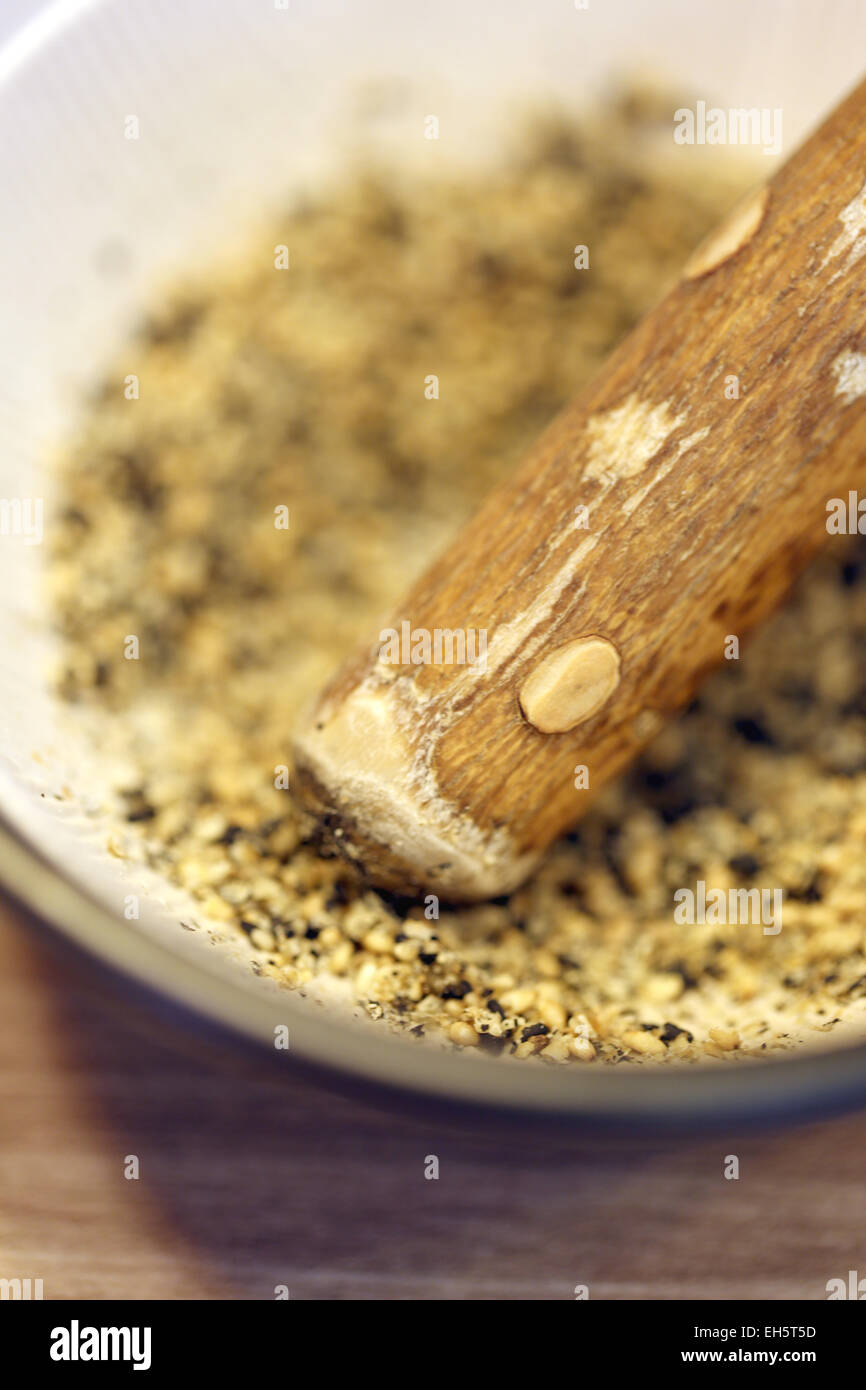 Le broyage de graines de sésame dans une tasse pour les aliments japonais ingrédients. Banque D'Images
