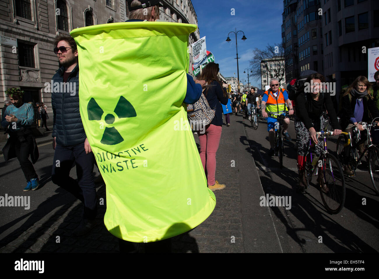 Londres, Royaume-Uni. Samedi 7 mars 2015. Il est temps d'agir. Campagne contre le changement climatique la démonstration. Manifestants rassemblés par dizaines de milliers à protester contre toutes les sortes de questions environnementales telles que la fracturation hydraulique, l'assainissement de l'air, les énergies alternatives et en général, tous les business qui fait passer le profit avant l'environnement. Crédit : Michael Kemp/Alamy Live News Banque D'Images