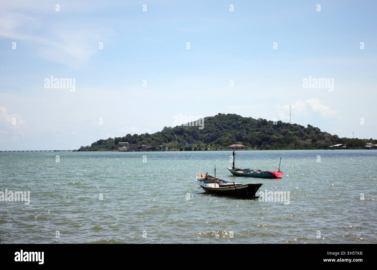 La pêche côtière ont un petit bateaux amarrés sur la mer en un jour clair. Banque D'Images