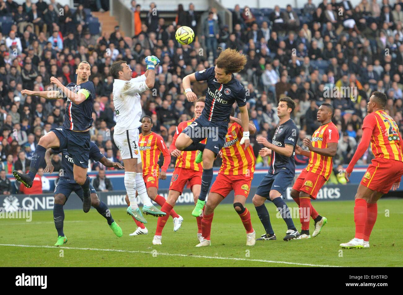 Paris, France. 07Th Mar, 2015. Ligue 1 française de football. Paris St Germain FC par rapport à l'objectif. David Luiz (PSG) a contesté par Rudy Riou (len) PSG a gagné le match 4-1. Credit : Action Plus Sport/Alamy Live News Banque D'Images