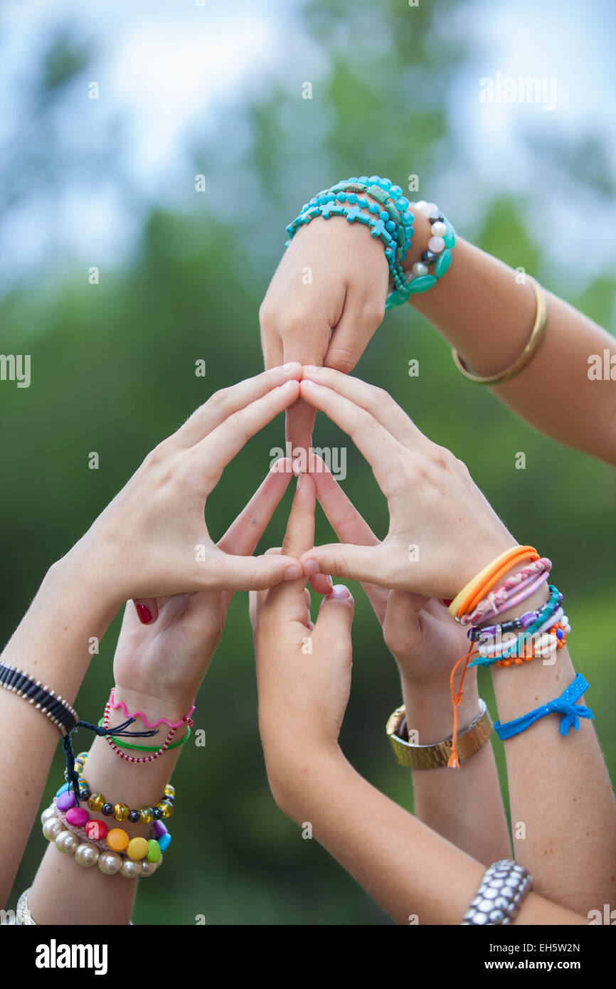 Signe ou symbole de paix fait de main par groupe de jeunes Banque D'Images