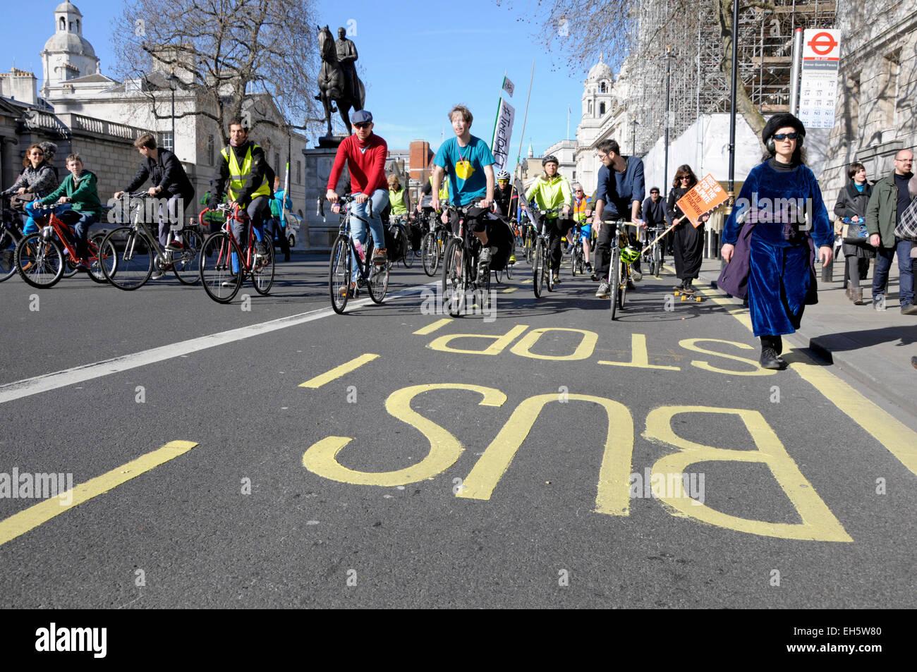 Londres, Royaume-Uni. 7 mars, 2015. Il est temps d'agir les mars à Londres au Parlement pour un rassemblement. Les cyclistes dans Whitehall Banque D'Images