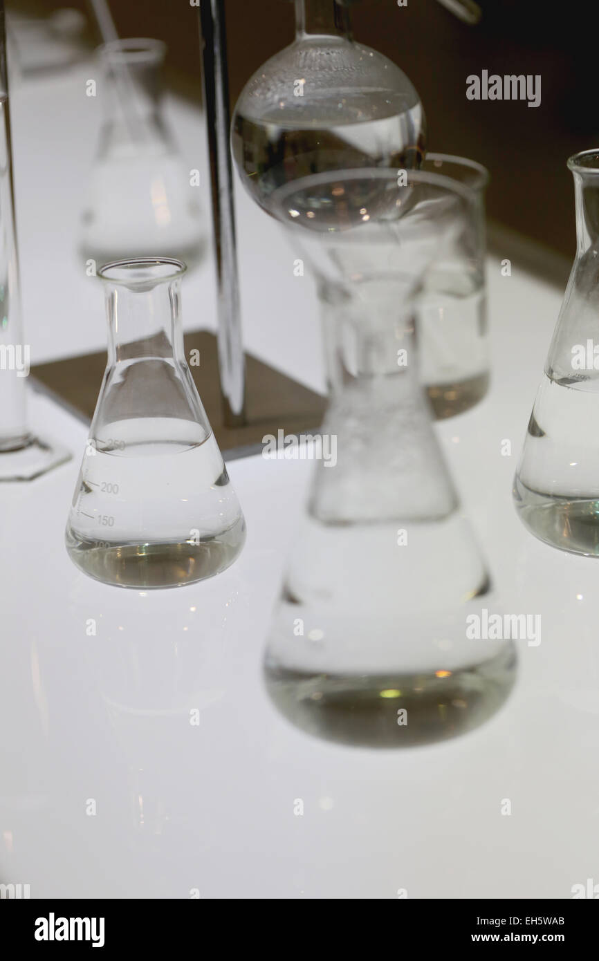 Se concentrer sur les bouteilles de verre utilisées dans les expériences de chimie. Banque D'Images