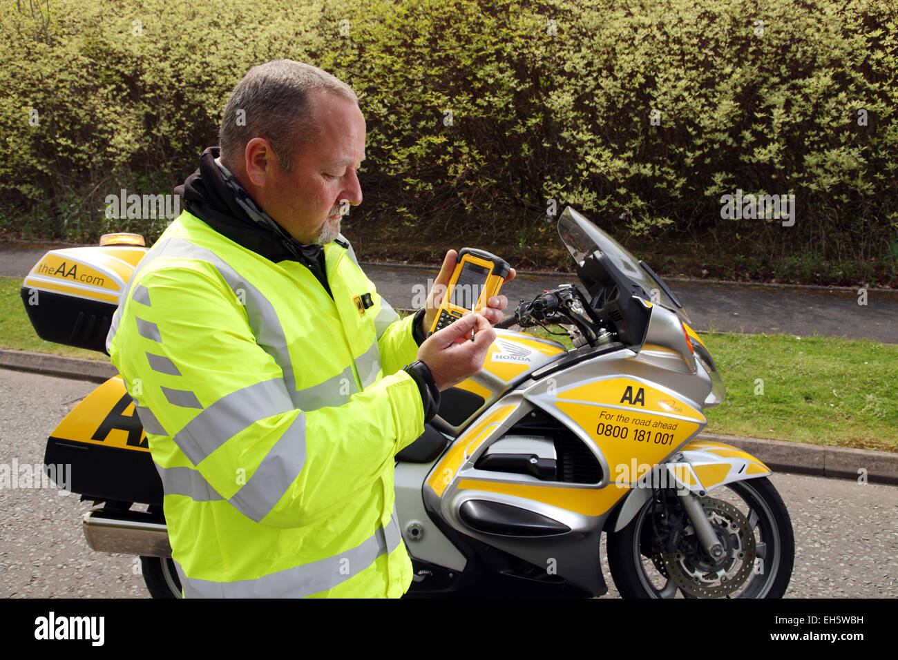 À l'aide d'un patrouilleur moto AA Getac ordinateur mobile de poche lors d'une ventilation Banque D'Images