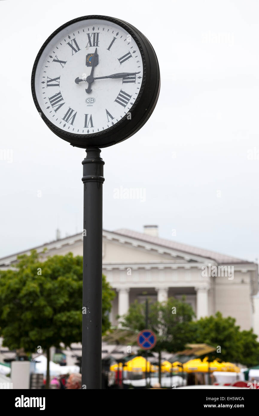 Une horloge à l'extérieur de l'hôtel de ville de Vilnius, Lituanie Banque D'Images
