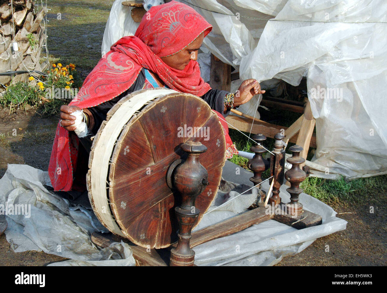 Lahore. 7 mars, 2015. Une pakistanaise travaille à venir de la Journée internationale de la femme dans l'est de Lahore au Pakistan le 7 mars 2015. La Journée internationale de la femme est marqué chaque 8 mars pour célébrer les réalisations des femmes. © Sajjad/Xinhua/Alamy Live News Banque D'Images