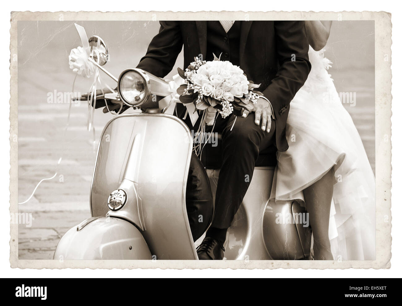Vintage photo young avec les jeunes mariés juste, posant sur un vieux scooter gris Banque D'Images