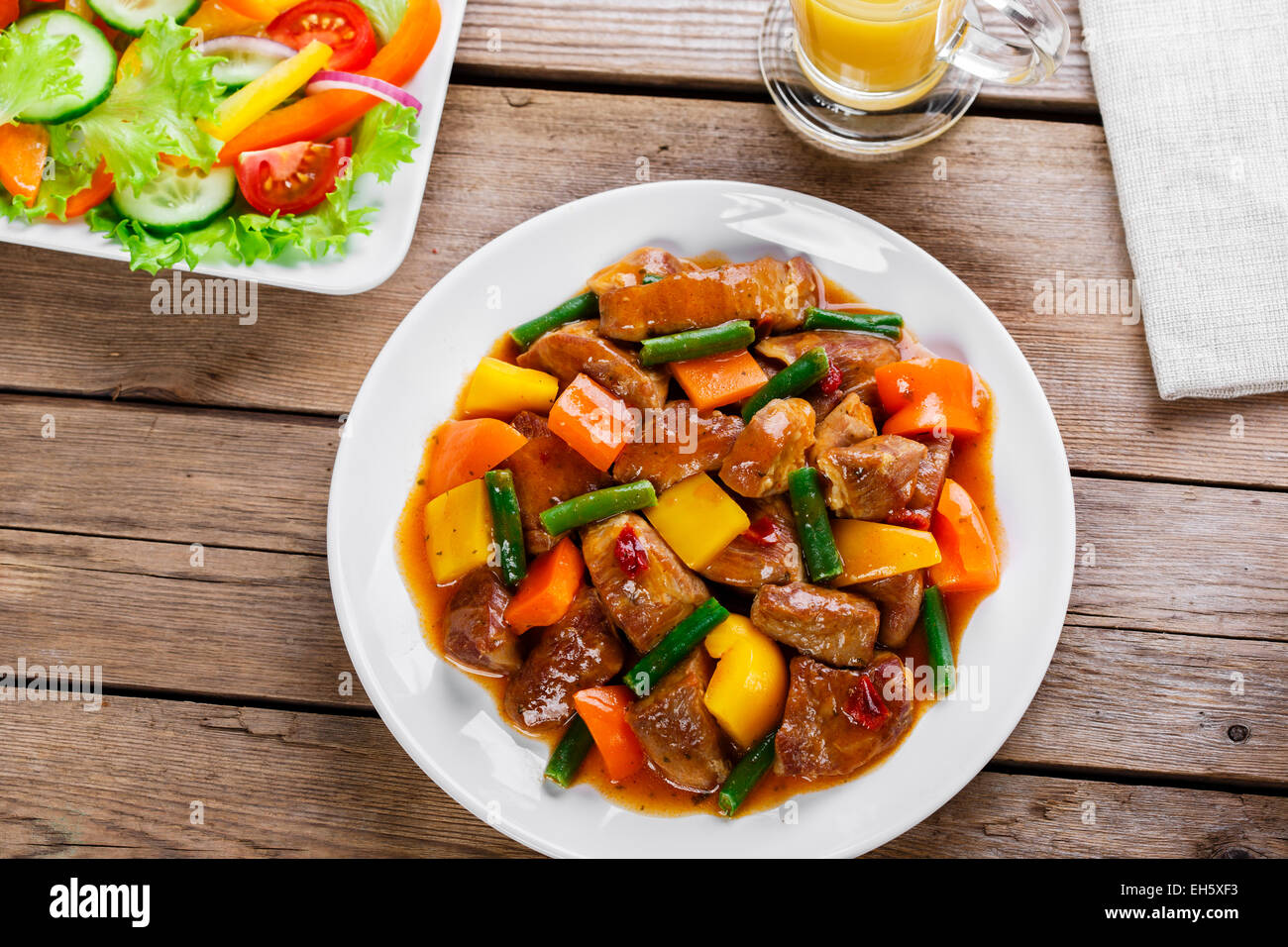 Ragoût de boeuf bourguignon avec des poivrons et des haricots verts Banque D'Images