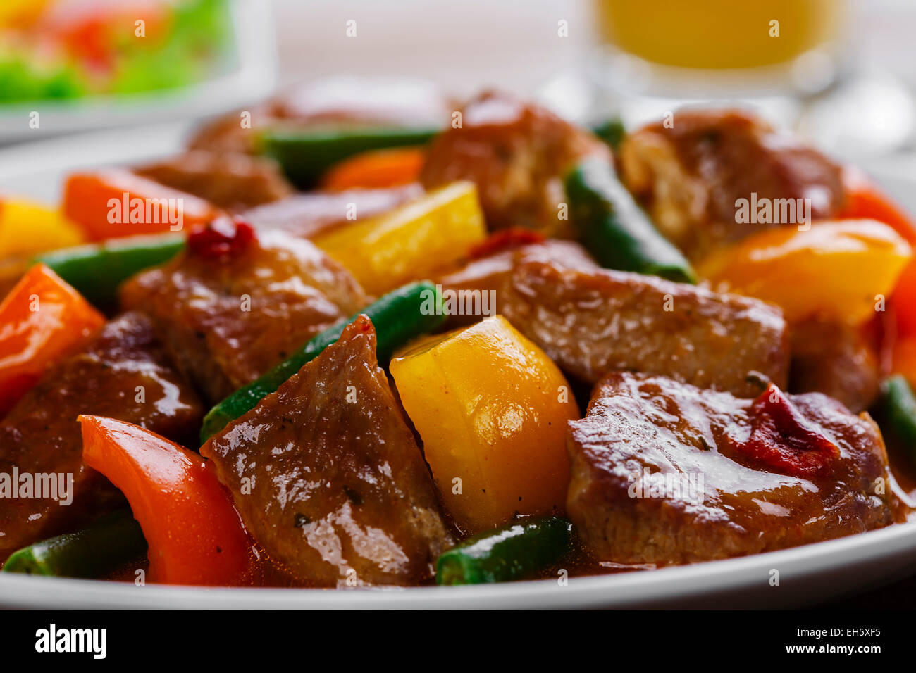 Ragoût de boeuf bourguignon avec des poivrons et des haricots verts Banque D'Images