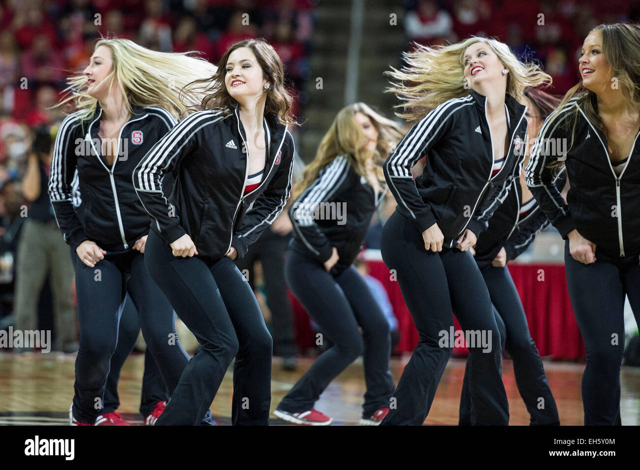 Raleigh, NC, USA. 7 mars, 2015. NC State interprètes au cours de la jeu de basket-ball de NCAA entre Syracuse et la NC State au PNC Arena le 7 mars 2015 à Raleigh, Caroline du Nord. Jacob Kupferman/CSM/Alamy Live News Banque D'Images