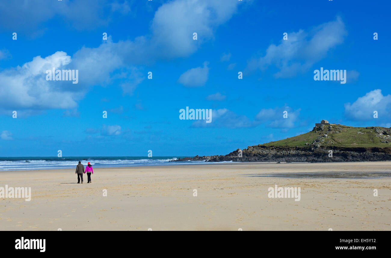 Couple walking on beach, Newquay, Cornwall, England UK Banque D'Images
