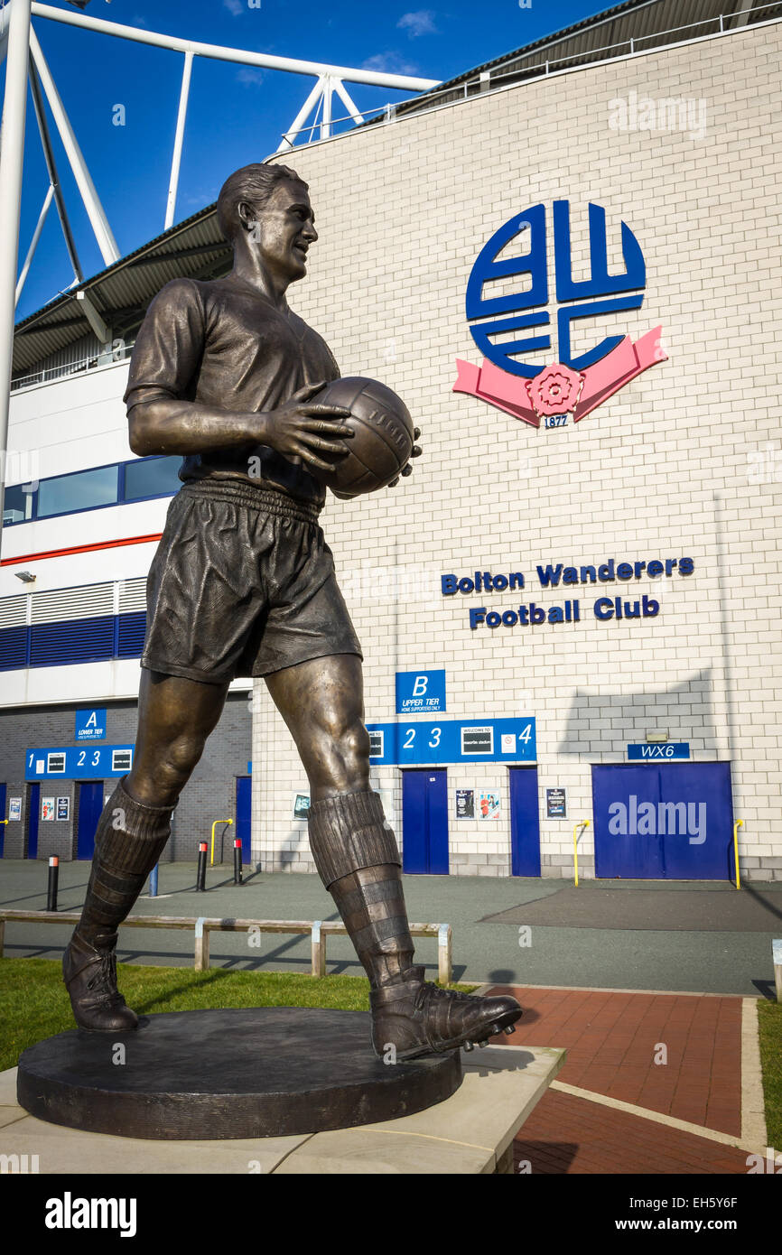 Statue en bronze de Nat Lofthouse, Bolton Wanderers légende, à l'extérieur du Macron (anciennement stade Reebok) dans Horwich, Bolton. Banque D'Images Statue en bronze de Nat Lofthouse, Bolton Wanderers légende, à l'extérieur du Macron (anciennement stade Reebok) dans Horwich, Bolton. Banque D'Images