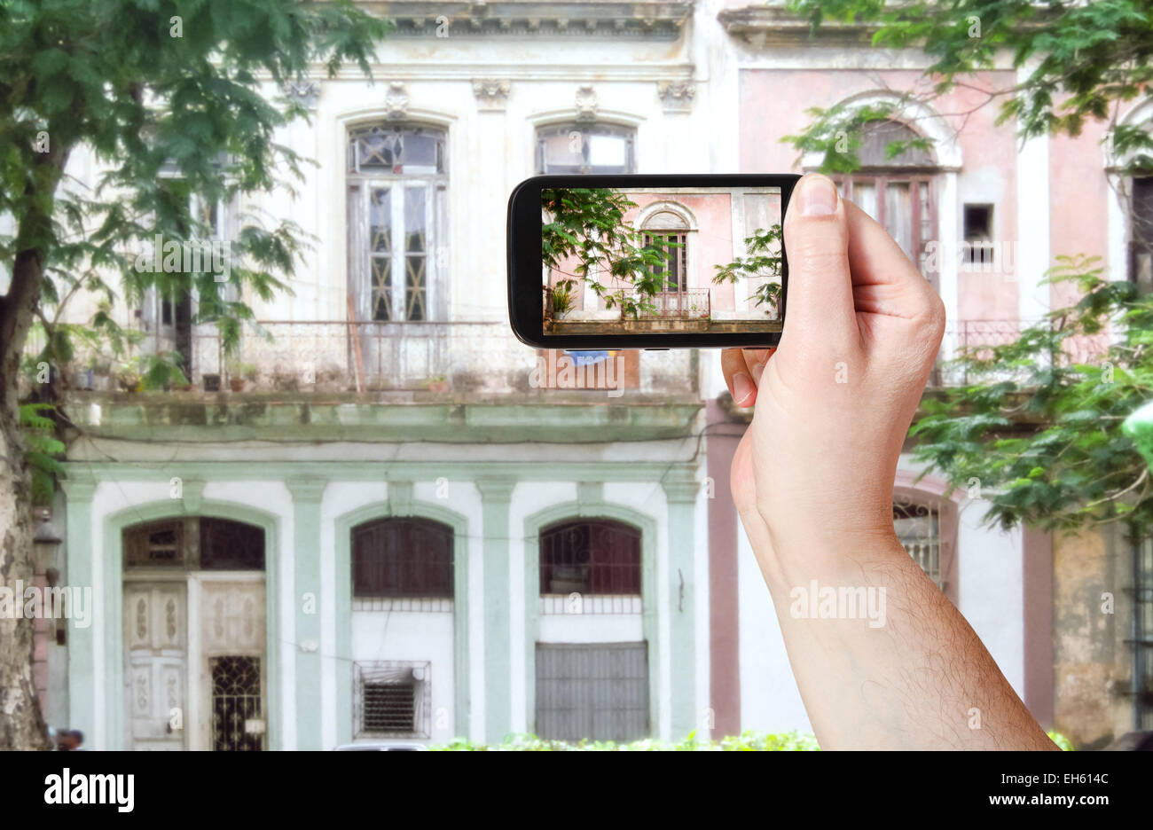 Travel Concept - Office de prendre photo de l'ancien bâtiment dans La Havane le gadget mobile, Cuba Banque D'Images