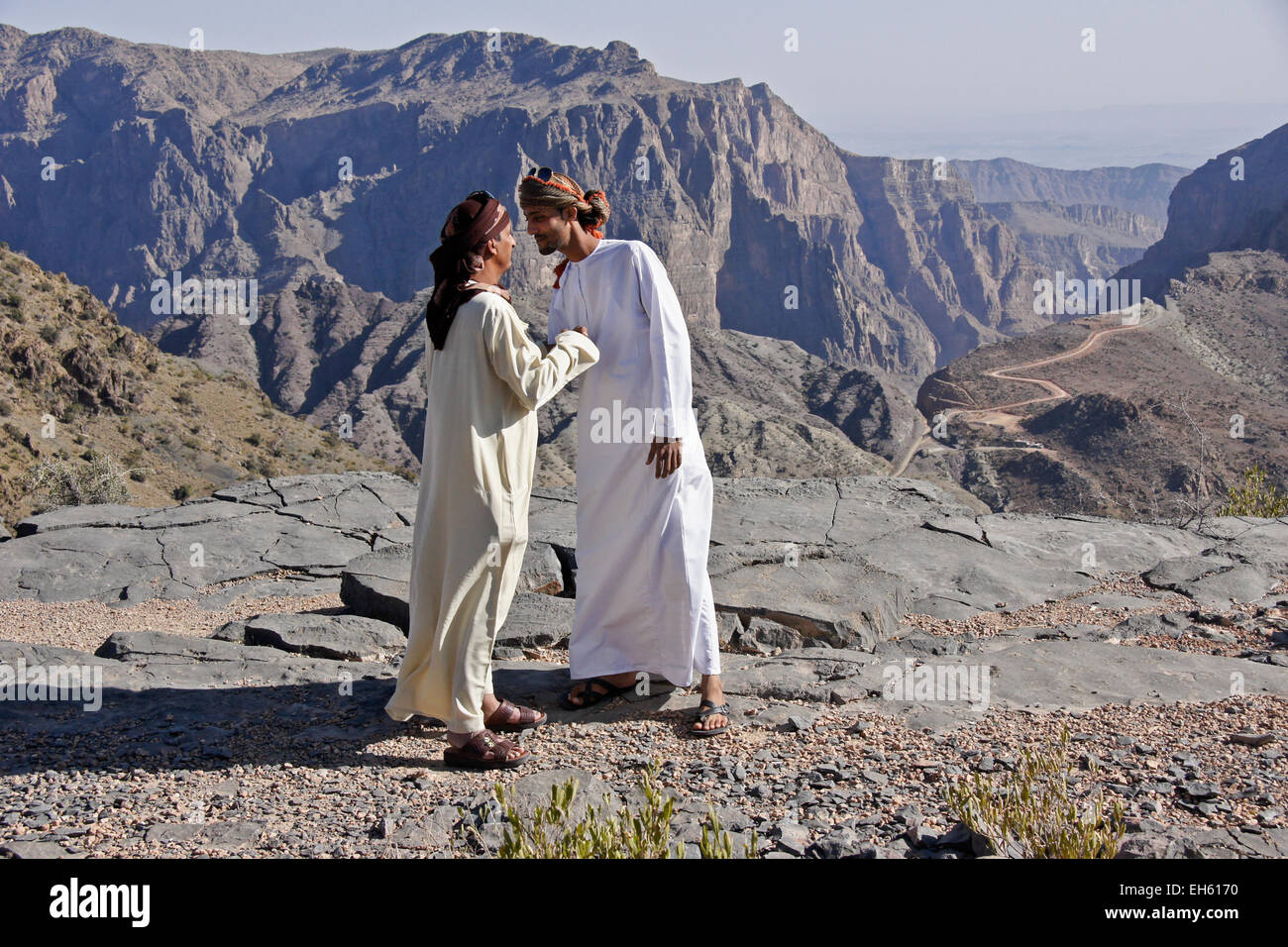 Les hommes omanais se saluer au Djebel Akhdar dans les monts Hajar, Oman Banque D'Images