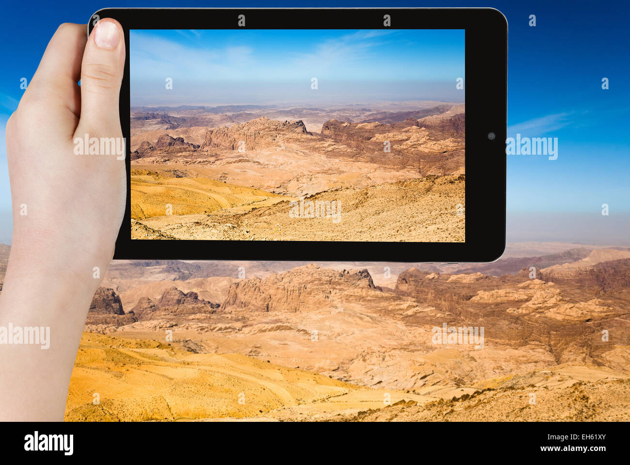 Concept de voyage de tourisme - panorama des montagnes de Jordanie près de Petra sur gadget mobile Banque D'Images