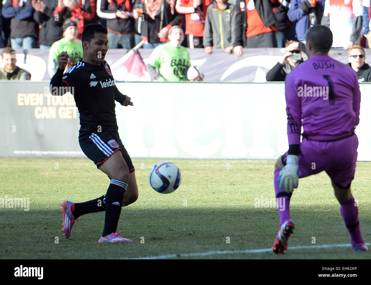 Washington, DC, USA. 7 mars, 2015. 20150307 - D.C. United Jairo Arrieta (19) frappe la balle passé gardien de l'Impact de Montréal Evan Bush (1) pour un but dans la seconde moitié d'au Stade RFK à Washington. United a défait l'impact, 2-1. © Chuck Myers/ZUMA/Alamy Fil Live News Banque D'Images