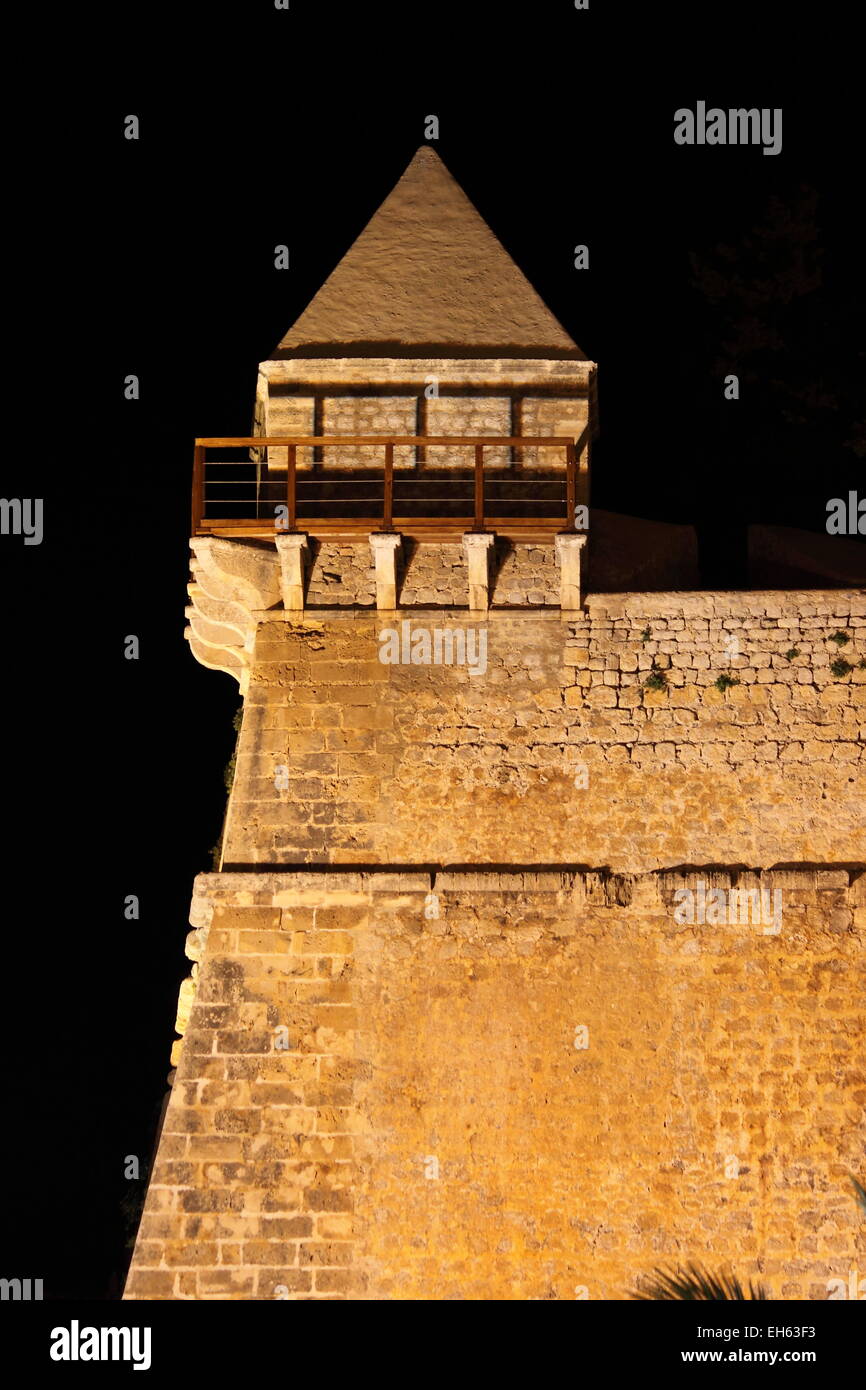 Bastion médiéval à Dalt Vila par nuit. La ville d'Ibiza, Espagne Banque D'Images