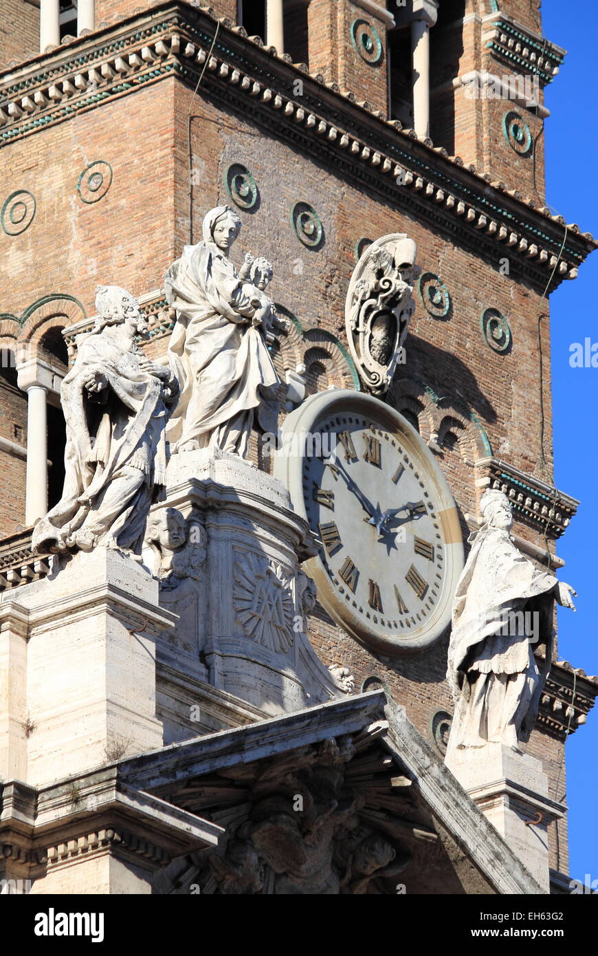 Haut de statues de Saint Marie Majeure Basilique Saint-Pierre de Rome, Italie Banque D'Images