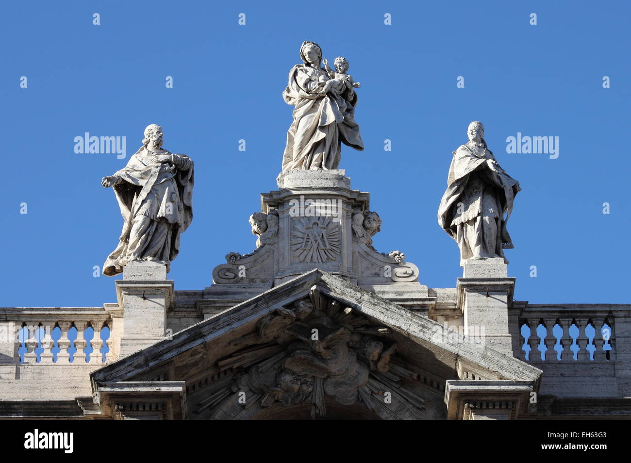 Haut de statues de Saint Marie Majeure Basilique Saint-Pierre de Rome, Italie Banque D'Images