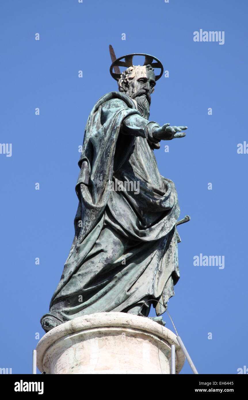 Statue de saint Paul sur le dessus de la colonne de Marco Aurelio à Rome, Italie Banque D'Images