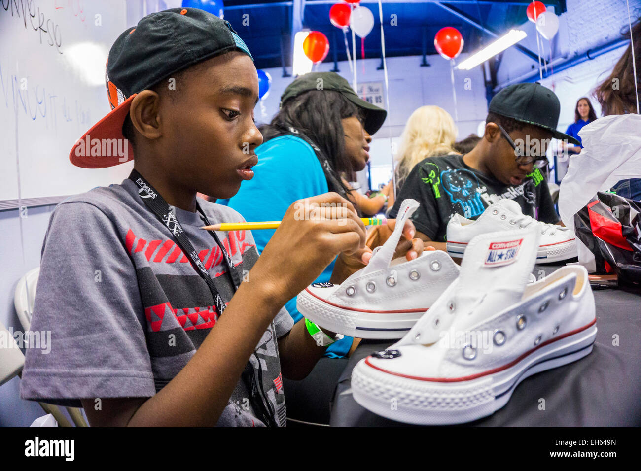 Los Angeles, Californie, USA. 7 mars, 2015. Darius Williams travaille sur  décorer son nouveau Converse Chuck Taylor chaussures donnée par le Palais  de la Chaussure CHAUSSURE Converse et la chaîne à la