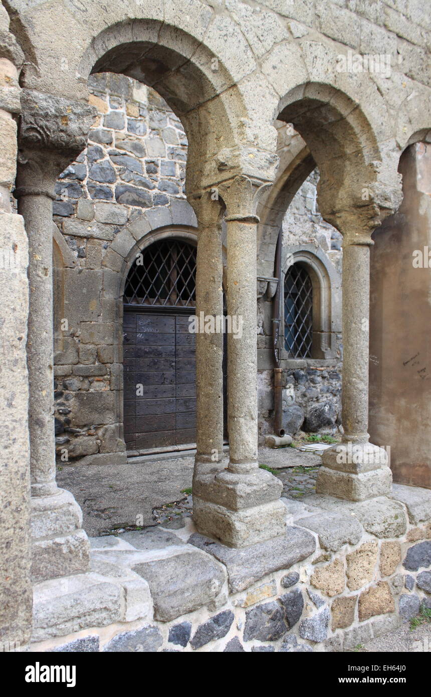 Colonnes et arcades dans un Cloître médiéval de San Martino al Cimino, Italie Banque D'Images