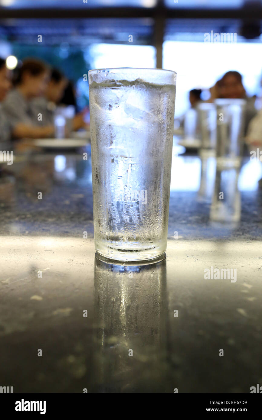 L'eau potable en verre sur la table. Banque D'Images