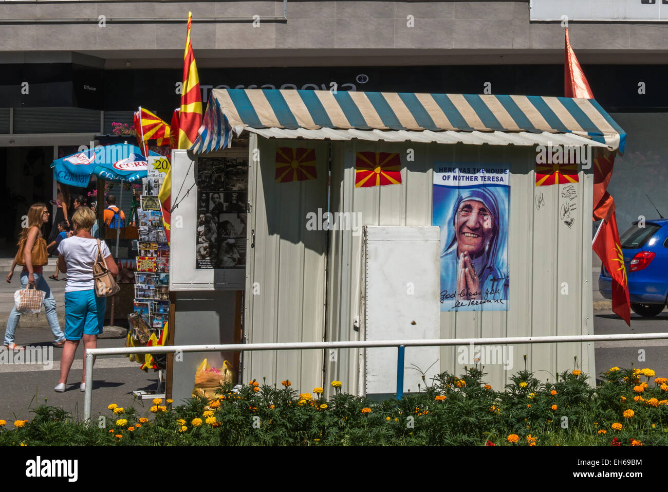 Stand de rue avec mère Teresa affiche, Skopje Banque D'Images