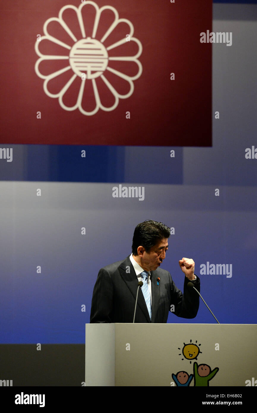 Tokyo, Japon. Mar 8, 2015. Le Premier ministre japonais Shinzo Abe prononce un discours lors de la convention annuelle du Parti libéral démocrate (PLD), à Tokyo, Japon, le 8 mars 2015. Le Premier ministre japonais Shinzo Abe a appelé dimanche à approfondir la discussion sur la révision de la constitution pacifiste du Japon comme son parti, le Parti libéral démocrate (LDP) a tenu son congrès annuel. © Ma Ping/Xinhua/Alamy Live News Banque D'Images