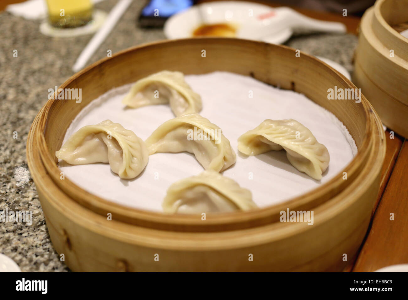La nourriture chinoise faite de pâte dans la cuisine. Banque D'Images