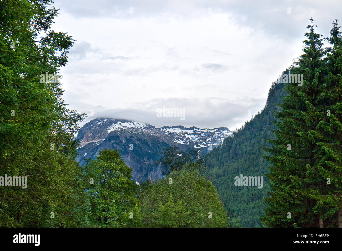 Nuages sur les Alpes autrichiennes, un jour d'été. Cliché pris près de Flachau Banque D'Images