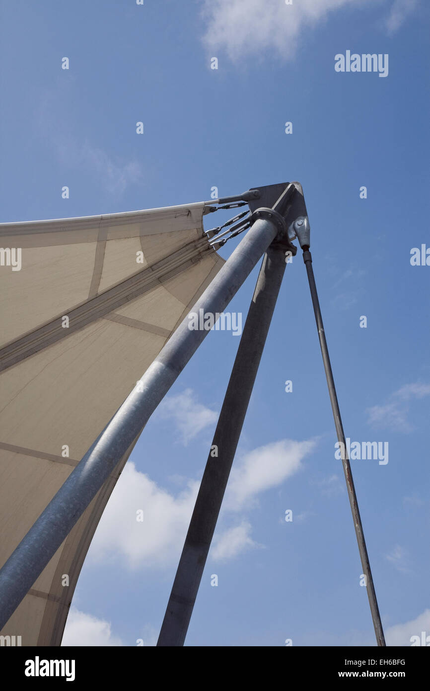Tente chapiteau contre le ciel bleu. Coup de Aabenraa, Danemark Banque D'Images