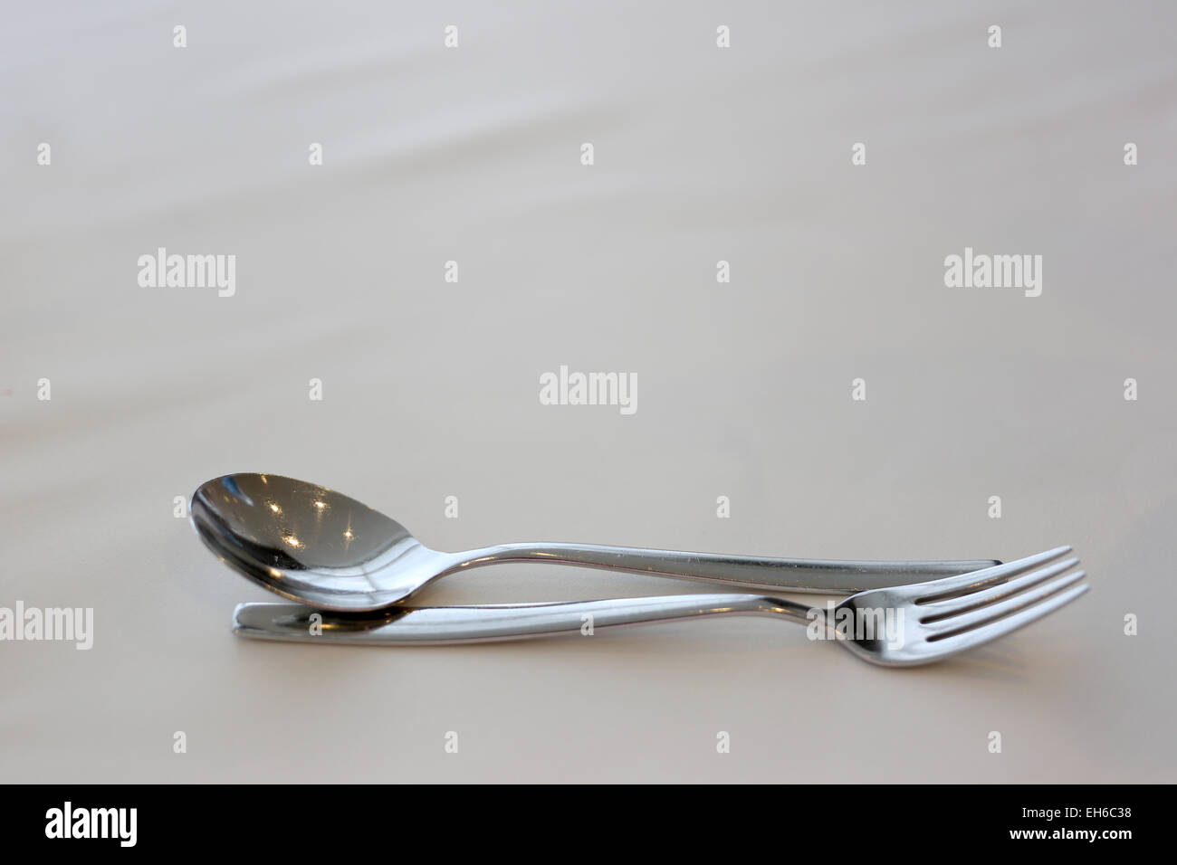 Fourchette et cuillère en appui sur la table. Banque D'Images