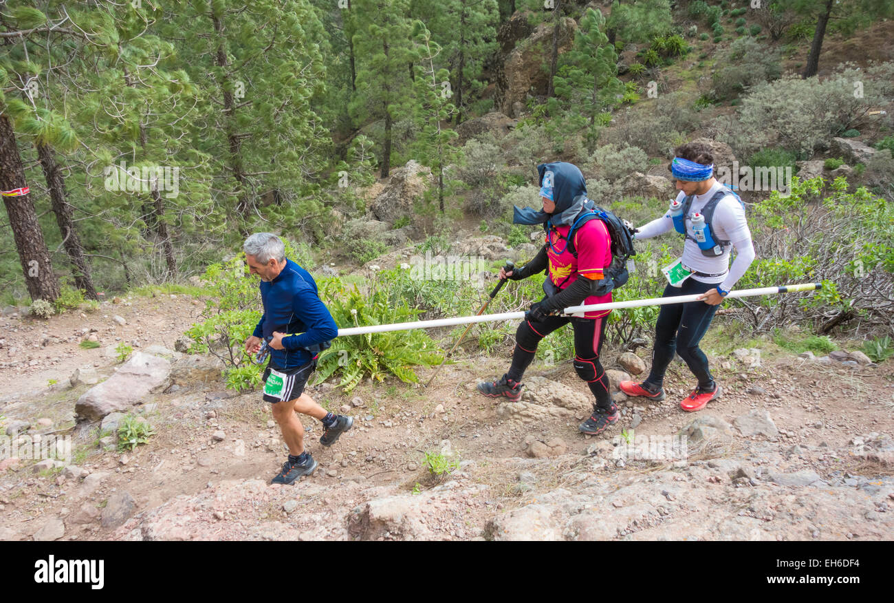 Blind runner et guides dans l'éprouvante course de 125km 2015 North Face Ultra Trail Transgrancanaria la race. Canaries, Espagne Banque D'Images